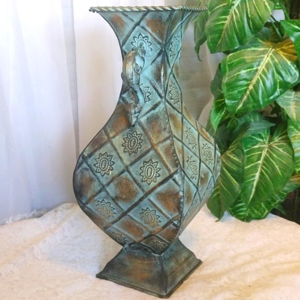 ⚜️ Decorative Metal Footed Vase - Picture 7 of 13